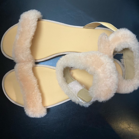 Ugg Fur Strap Sandals - Picture 3 of 4